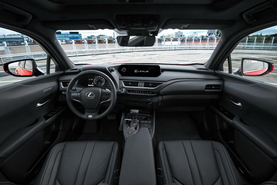 Торпедо Lexus UX250h F-Sport 2018 года  (WW) (фото 23 из 46)
